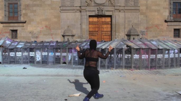 Feministas marchan en CDMX para exigir justicia por Victoria Salazar; se enfrentan con policías