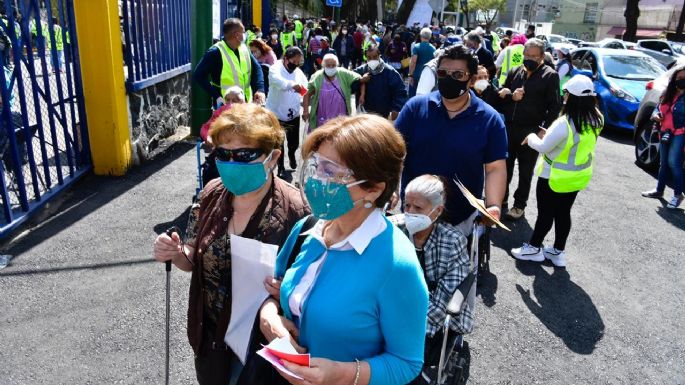 Con largas filas y sin sana distancia, arranca la vacunación en Iztapalapa y la GAM