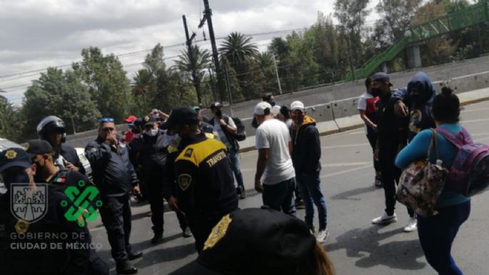 Clausuran balneario en Iztapalapa; pobladores cierran avenida para exigir su reapertura