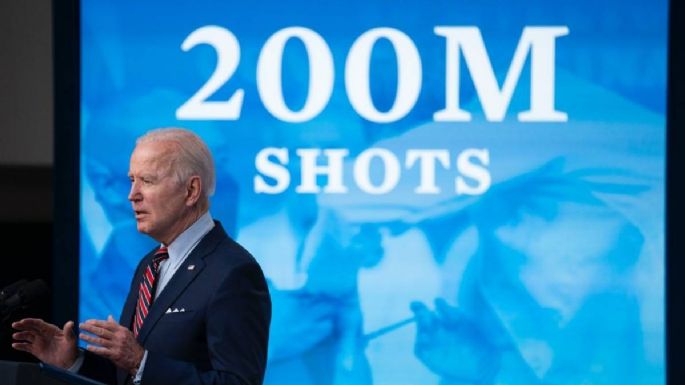 Biden anuncia la cifra de 200 millones de personas vacunadas en EU contra covid-19