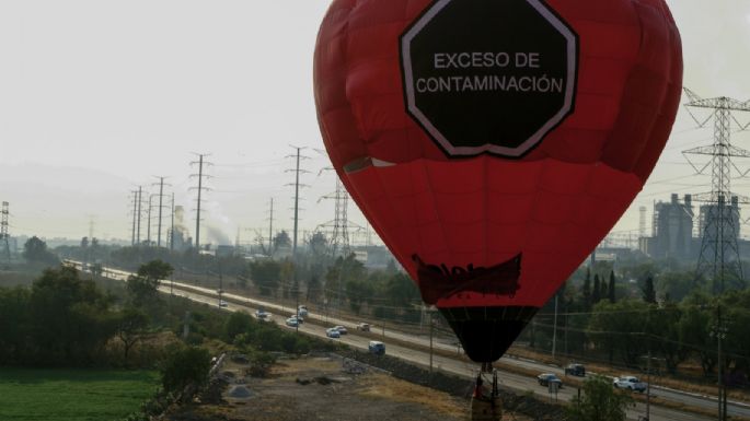 Greenpeace lanza globo aerostático para evidenciar "exceso de contaminación" en refinería de Tula