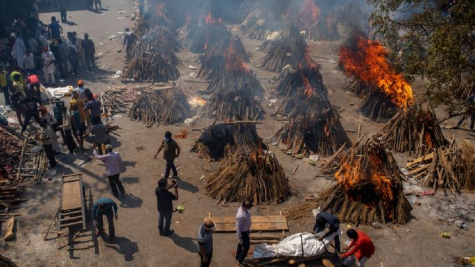 Cremaciones en la calle y muertes por falta de oxígeno en India