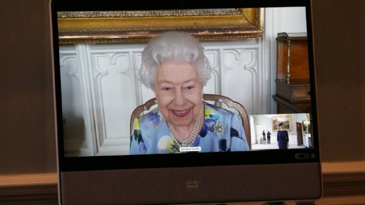 La reina Isabel II retoma sus actividades oficiales públicamente después de la muerte de Felipe de Edimburgo