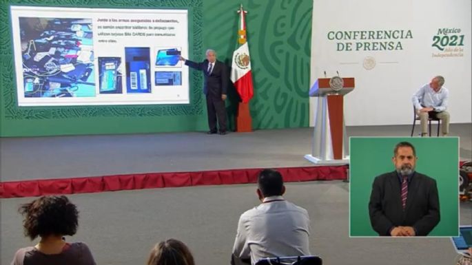 AMLO culpa a Telmex por campaña contra padrón de celulares y al INAI por defender a la empresa