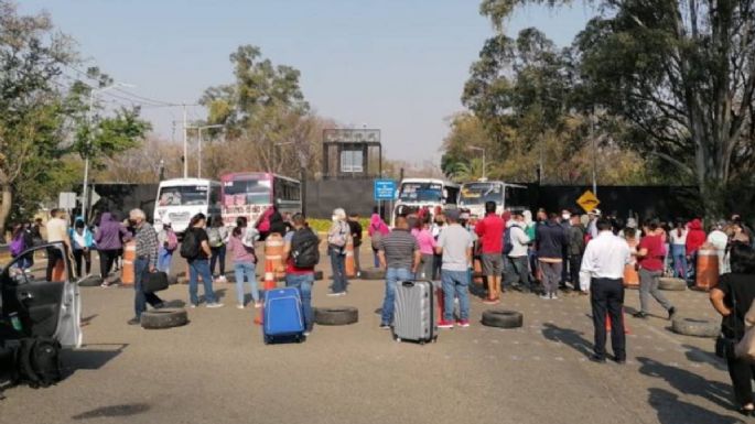 Normalistas de Oaxaca quitan bloqueo al aeropuerto que provocó cancelación de unos 50 vuelos