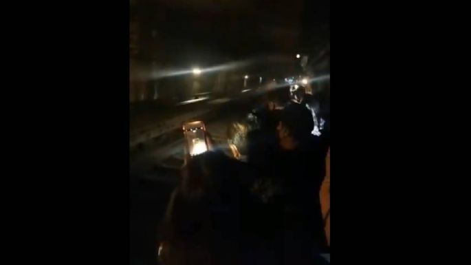 Falla tren de la Línea 8 del Metro y desalojan a decenas de pasajeros en el túnel (Video)