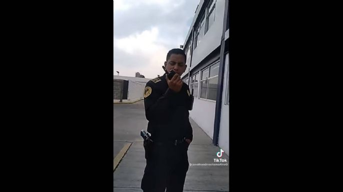 Viralizan en TikTok video de mando policiaco con la voz de Alex Lora; lo separan del cargo