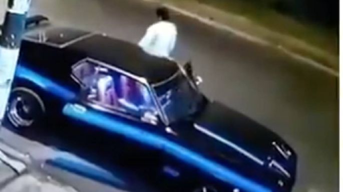 En Coapa, un sujeto arroja a una mujer desde un auto, la arrastra y la sube por la fuerza