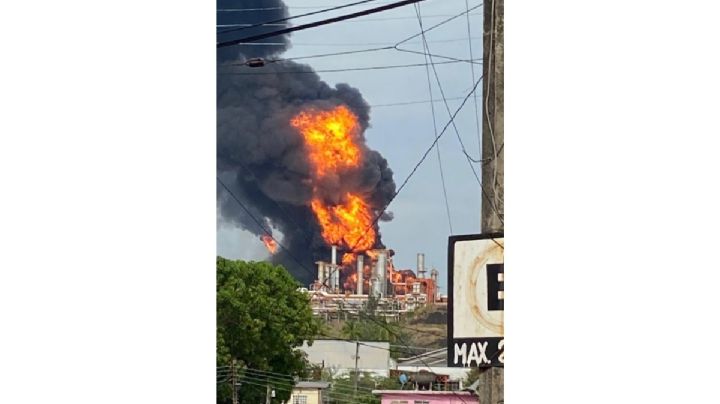 Incendio en refinería de Minatitlán "fuerte y aparatoso"; hay que ver cómo se produjo: AMLO