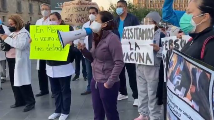 Médicos privados llevan protesta a Palacio Nacional para exigir vacuna contra el covid