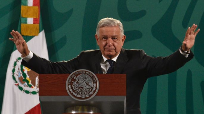 Me quedan seis años de gobierno... porque trabajo el doble: AMLO