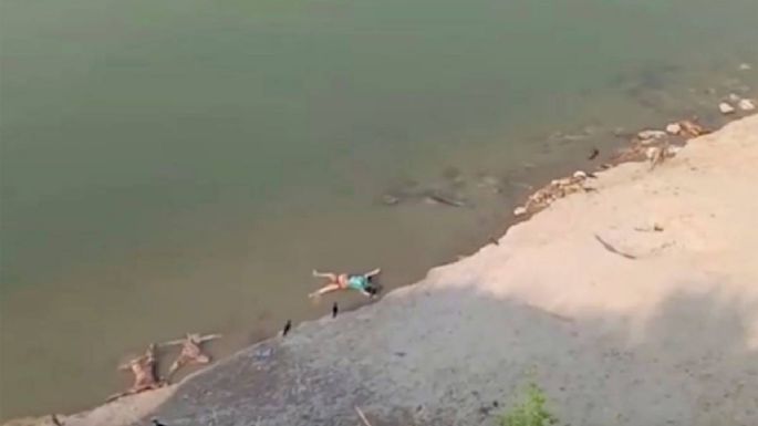 Aparecen flotando en el río Ganges decenas de cadáveres de presuntas víctimas de covid-19