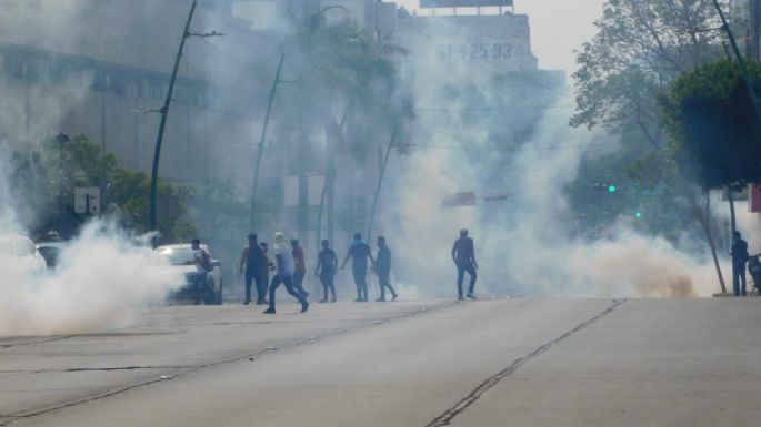 Con gas lacrimógeno, policías desalojan a estudiantes que protestaban en Chiapas