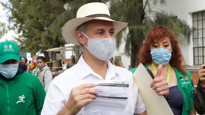 Hugo López-Gatell recibe la primera dosis de la vacuna contra el covid