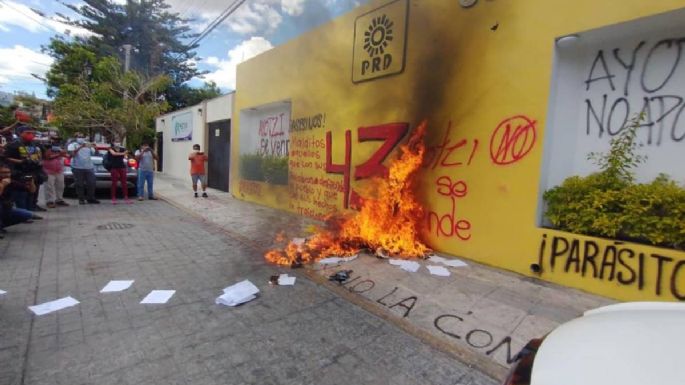 Normalistas de Ayotzinapa lanzan petardos contra oficinas del PRD en Chilpancingo