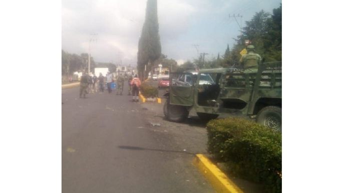 Niña muere en accidente entre militares y transporte público; pobladores queman vehículo