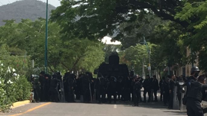 Con gases lacrimógenos desalojan a estudiantes de la Normal Rural Mactumatzá, en Chiapas
