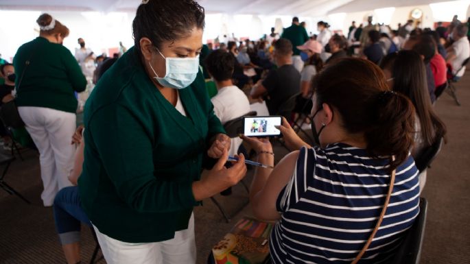 Maestros reciben vacuna en la CDMX y externan su deseo de regresar a las aulas