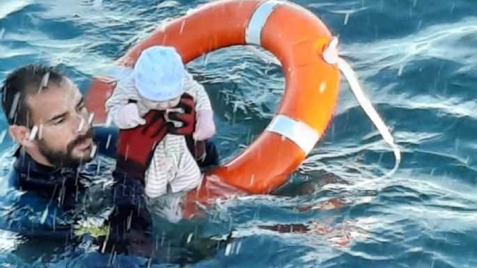 Rescatan a un bebé a punto de ahogarse durante el arribo de migrantes a Ceuta; la imagen se viraliza