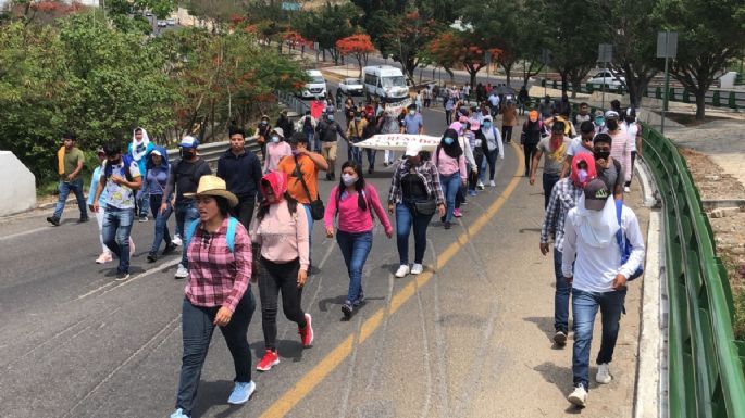 Normalistas marchan en Chiapas para exigir la liberación de 95 jóvenes detenidos