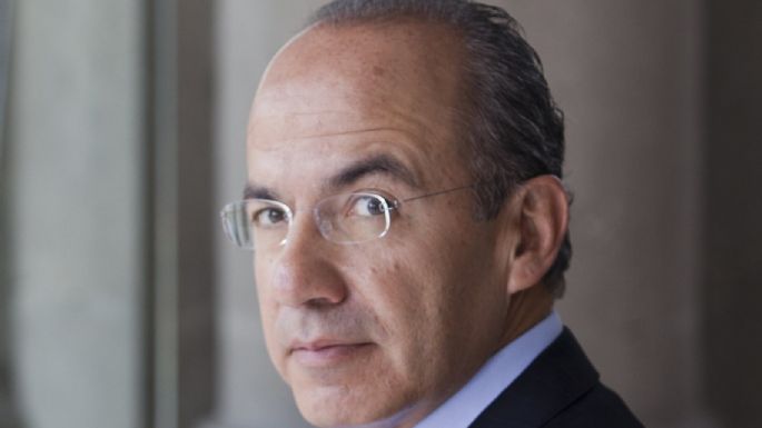 Calderón hace la tarea: retuitea notas críticas contra el gobierno de AMLO y aplaude a Zaldívar