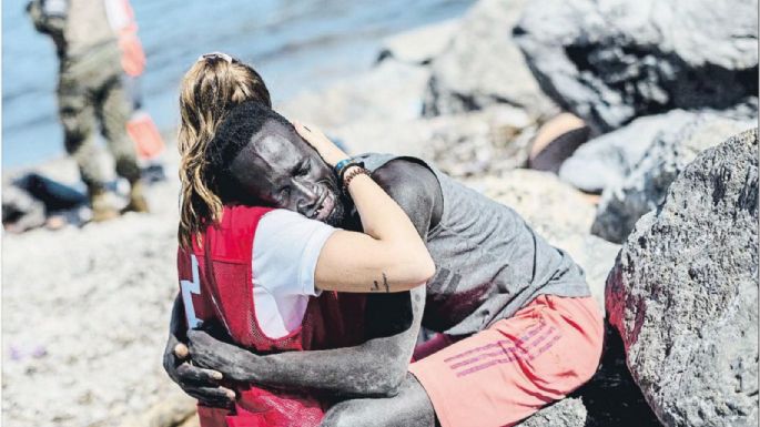 Española abraza y ofrece agua a migrante en Ceuta; en redes la felicitan... y acosan