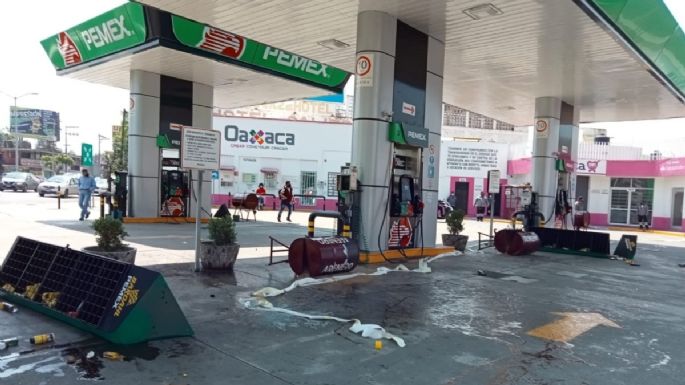 Normalistas de Oaxaca vandalizan inmuebles y agreden a fotógrafo de Quadratín