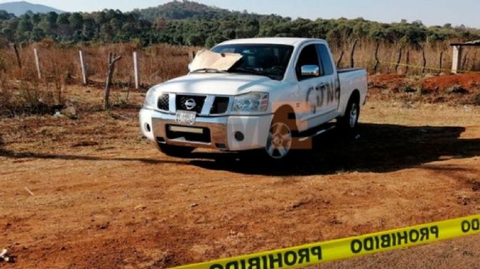 Dejan dos cuerpos en camioneta con siglas del CJNG en Michoacán