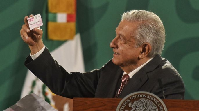 Entrega de tarjetas de apoyos puede ser legal pero imprudente en temporada electoral: AMLO