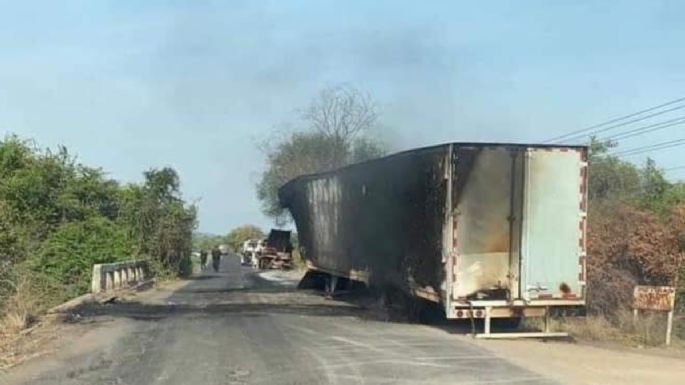 Crimen azota Aguililla: ahora fue un bloqueo carretero con tráiler quemado