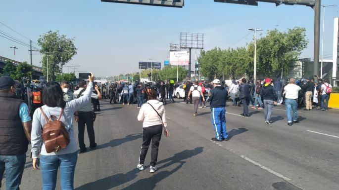 Expolicías federales bloquean Circuito Interior; protestan por altos intereses de FOVISSSTE