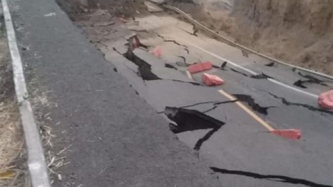 Colapsa un tramo de la autopista Siglo XXI en Michoacán