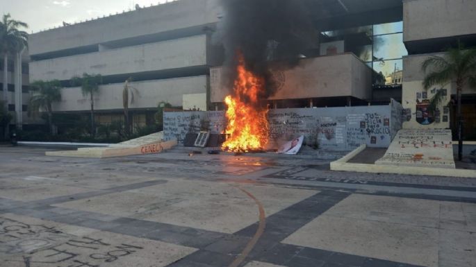 Normalistas queman patrullas, roban pipa de Pemex y vandalizan el Palacio de Gobierno de Chiapas