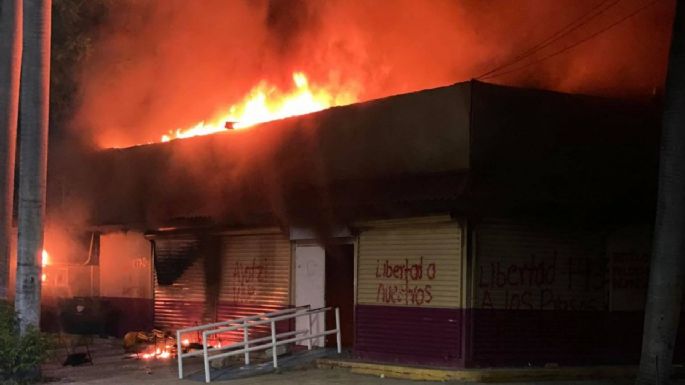 Presuntos normalistas queman oficinas del INE en Chiapas