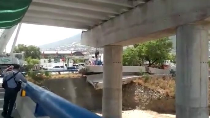 Caen vigas de 35 toneladas de obra del Viaducto Urbano en Nuevo León