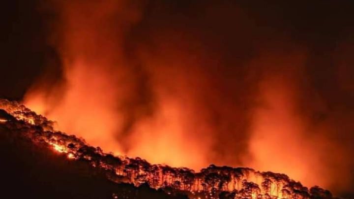 Incendio forestal consume el Cerro de la Cruz en Uruapan