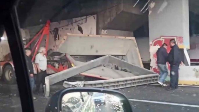 Estructura metálica cae en pleno Periférico Norte, en Tlalnepantla