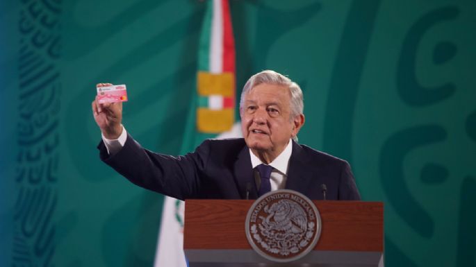 "Quedarse callado es ser cómplice" dice AMLO y exhibe tarjetas que ofrece Adrián de la Garza en NL