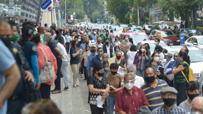 Adultos mayores hacen fila de hasta 2 horas para recibir la vacuna en Benito Juárez