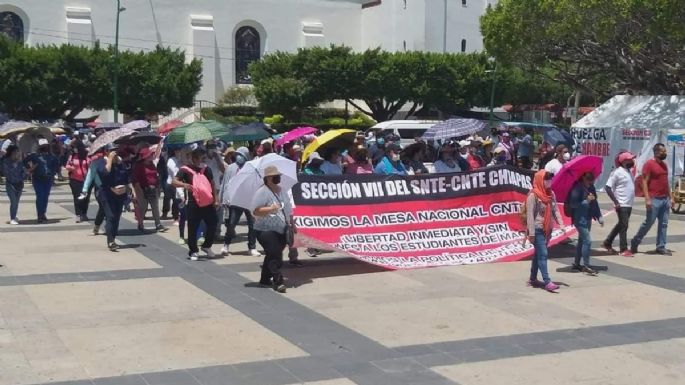 Chiapas: marchan maestros, estudiantes y padres de familia para exigir liberación de normalistas