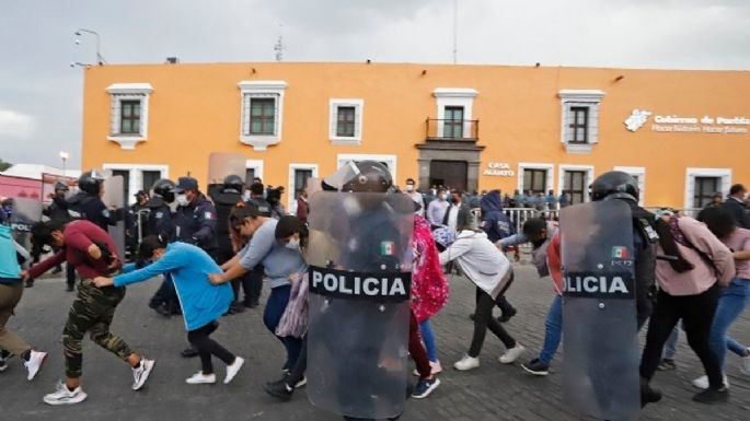 Policía de Puebla desaloja y detiene a normalistas que exigían diálogo con Barbosa