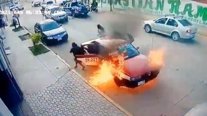Taxi se incendia con todo y pasajeros a bordo en Oaxaca (Video)