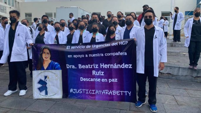 Médicos marchan por la doctora Beatriz Hernández en Pachuca y dan el último adiós en su comunidad