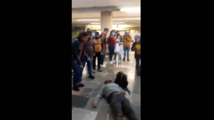 Investigan al policía que noqueó a un hombre por no usar cubrebocas en el Metro