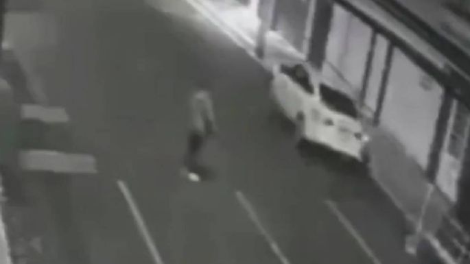 Un sujeto atropella a dos mujeres al salir de una fiesta; investigan tentativa de feminicidio (Video)
