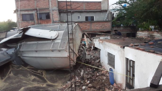 Se descarrila un tren de carga y mata a una persona dentro de su vivienda