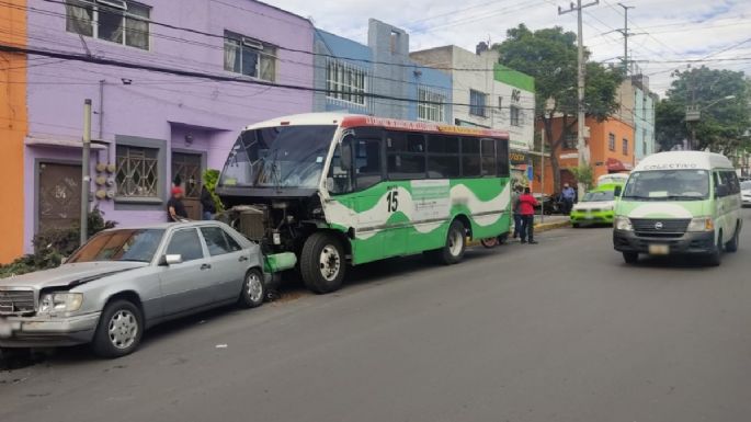 Autobús sin frenos choca contra 6 automóviles; hay 15 lesionados