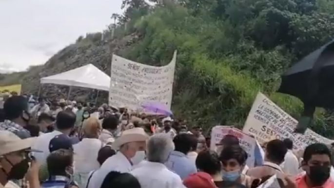 Le "llueven" manifestantes a López Obrador en su visita a Veracruz