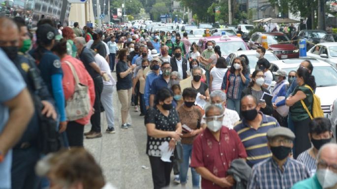 La CDMX registra récord de vacunas aplicadas pese a largas filas en Pepsi Center