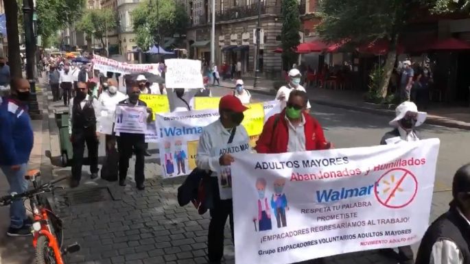 Adultos mayores marchan para exigir que Walmart les permita trabajar como empacadores